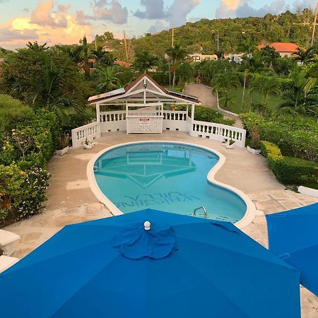 Whistling Villa Runaway Bay Exterior photo