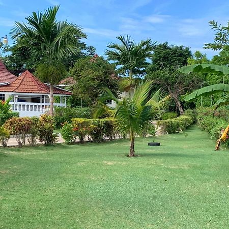 Whistling Villa Runaway Bay Exterior photo