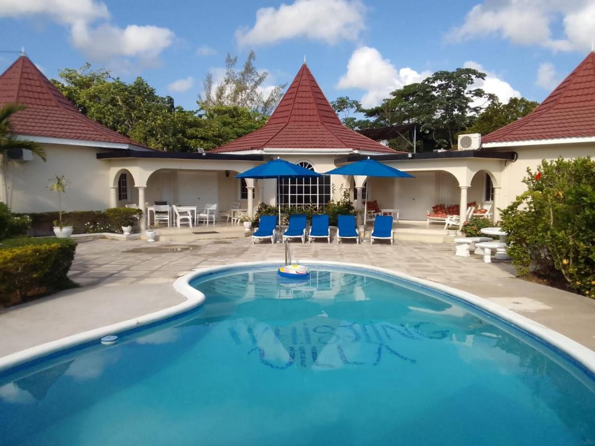 Whistling Villa Runaway Bay Exterior photo
