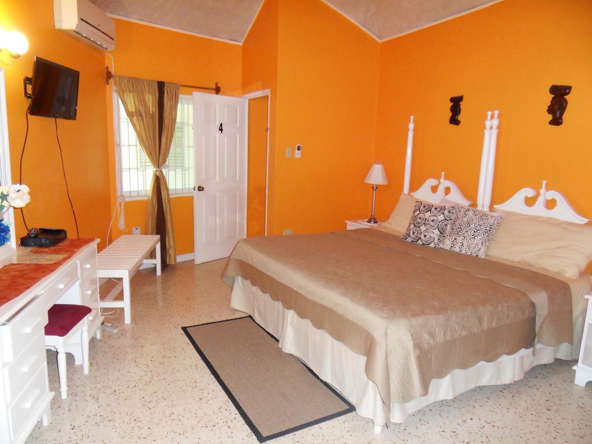 Whistling Villa Runaway Bay Exterior photo